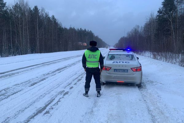 ГИБДД обратилась к свердловским водителям после мощного снегопада